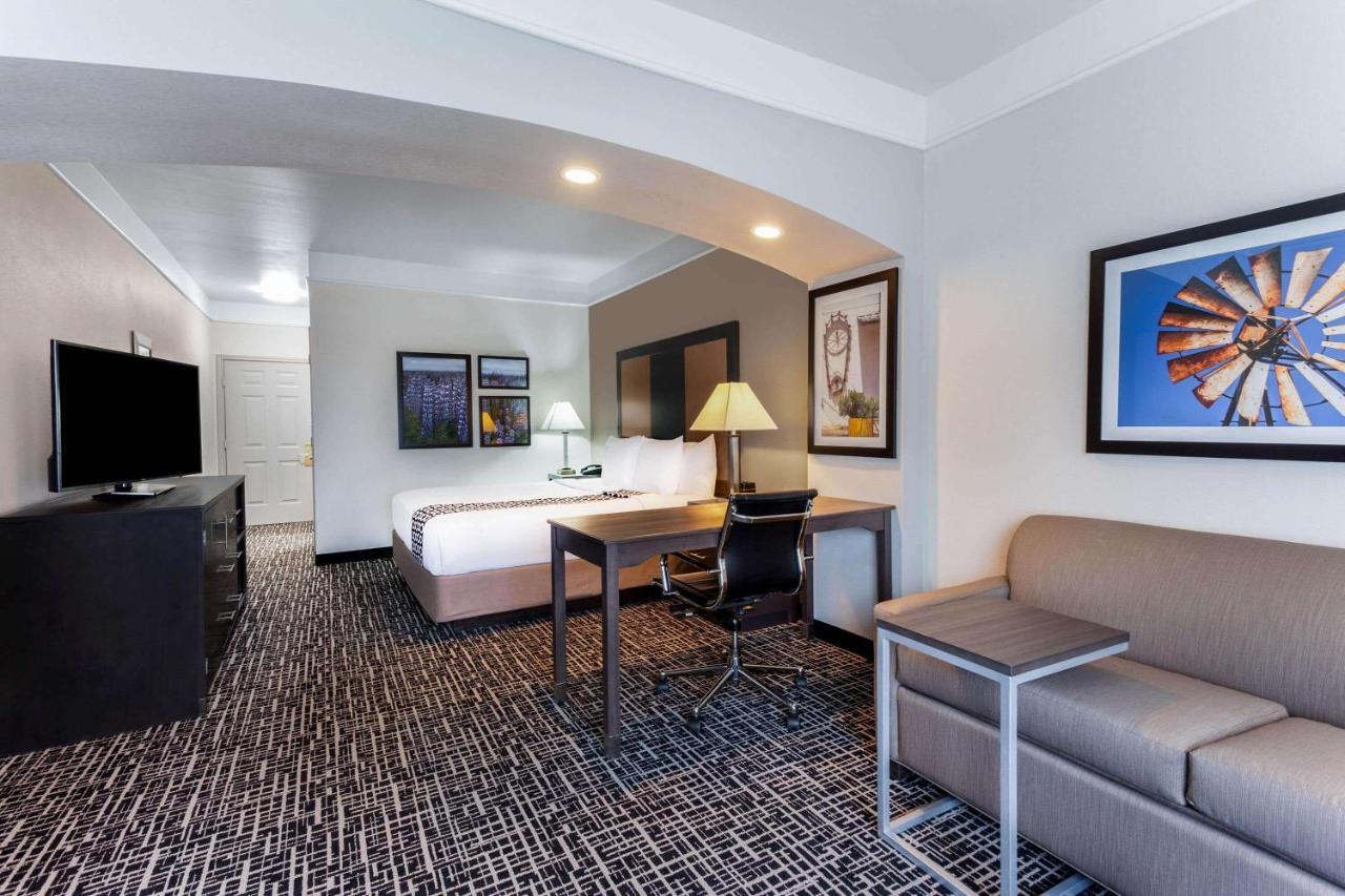 La Quinta By Wyndham Seguin Hotel Bagian luar foto
